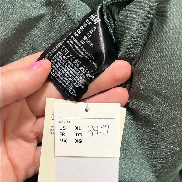 Swimsuit - Picture 2 of 6